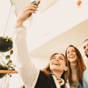 Sofia, Emma och Edin tar en rolig selfie i trappan