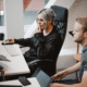 Johanna och Jonathan sitter och jobbar framför datorn och diskuterar synlighet i Chat GPT